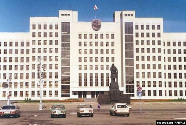 Il Palazzo del Governo, dove si sono riuniti il ​​Consiglio dei Ministri e il Consiglio Supremo della Bielorussia, con la bandiera bielorussa e lo stemma di Pogon sulla facciata, Minsk
