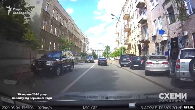 4 червня «Схеми» зустріли кортеж із двох автівок біля Верховної Ради