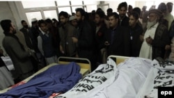 Тела школьников, погибших при нападении талибов на военную школу в Пешаваре, 16 декабря 2014