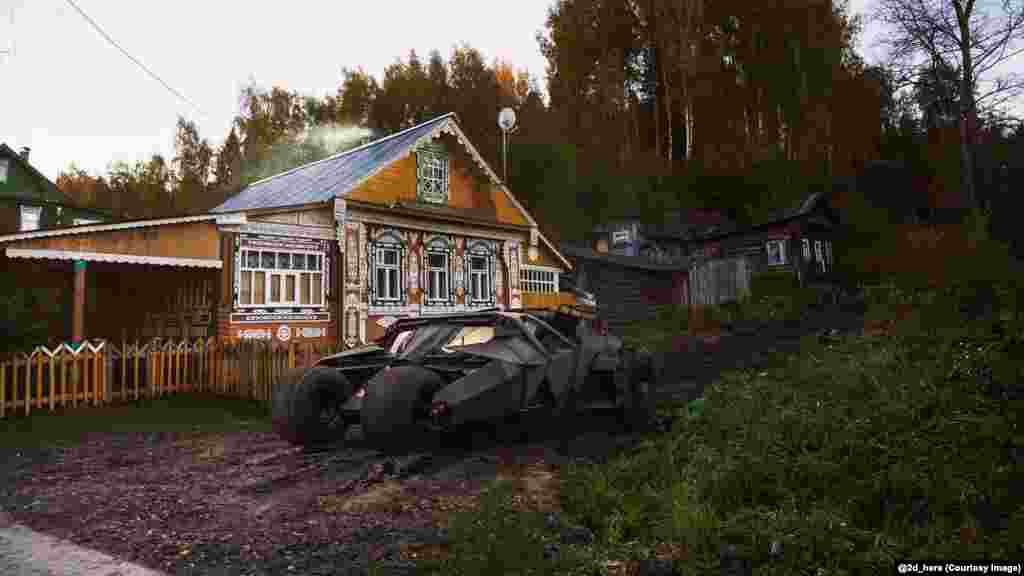 «Летающий» бэтмобиль Бэтмена припаркован у сельского дома в российской провинции