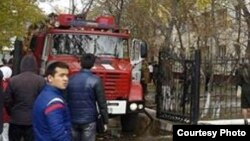Люди у пожарной машины. Иллюстративное фото.