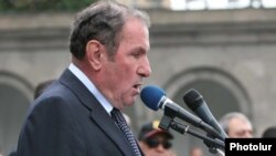 Armenia -- Opposition leader Levon Ter-Petrosian at the HAK rally, Yerevan 12Jun2009