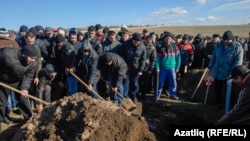 Sahrana Reshata Ametova, krimskog tatara za kojeg se tvrdi da je mučen do smrti tokom demonstracija