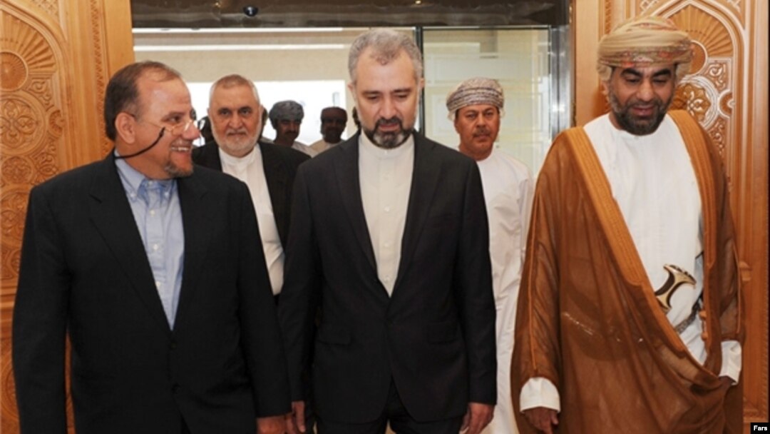 مجتبی عطاردی (نفر اول سمت چپ) پس از آزادی، در عمان