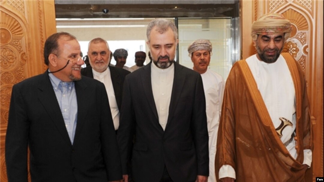 مجتبی عطاردی (چپ) در فرودگاه مسقط با استقبال کاردار سفارت ایران در عمان و مشاور سلطان قابوس روبه‌رو شد 