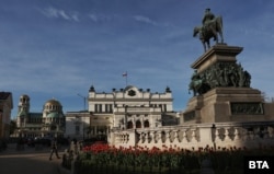  Изглед към историческата постройка на Народно събрание и паметника „ Цар Освободител “ 