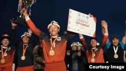 "Намыс" командасы жана анын капитаны Дастан Русланов.