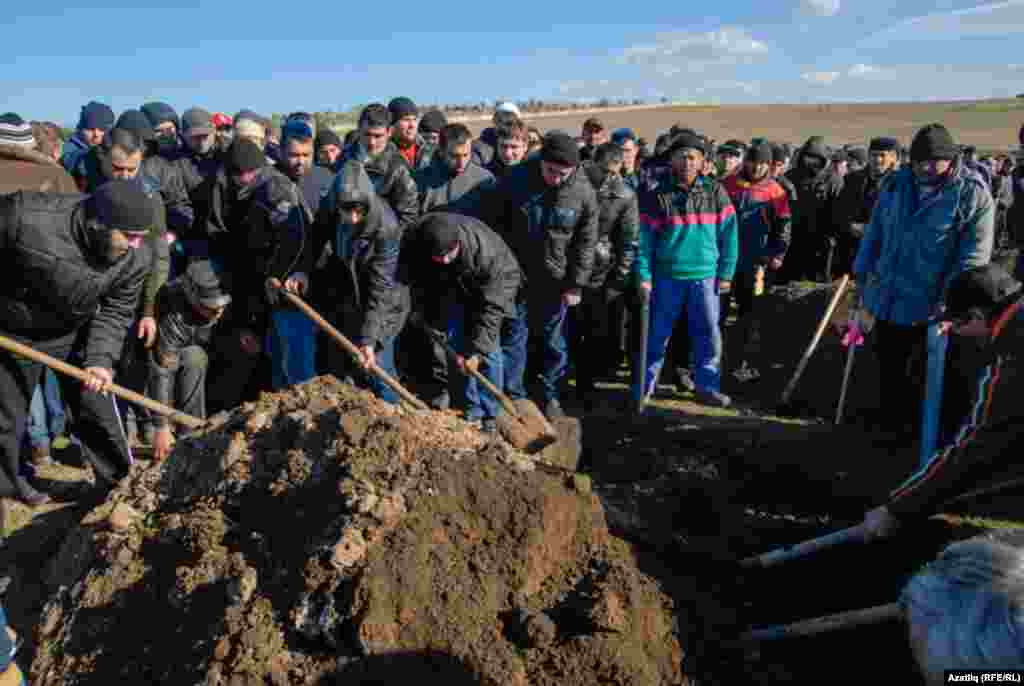 Reshat Ametov laid to rest at the Abdal cemetery in Simferopol