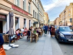 Restoran na otvorenom u ulici Rubinstein u Sankt Peterburgu