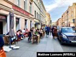Outdoor dining on Rubinstein Street in St. Petersburg