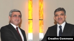 Armenian President Serzh Sarkisian (left) and Turkish President Abdullah Gul shake hands during a meeting in Prague in May.