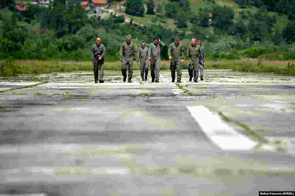 Pripadnici oruzanih snaga BiH iz jedinice zračnih snaga nakon izvodjenja vjezbe helikopterski skvadron nazvan "Prikaz taktičke osposobljenosti" u kasarni Rajlovac.