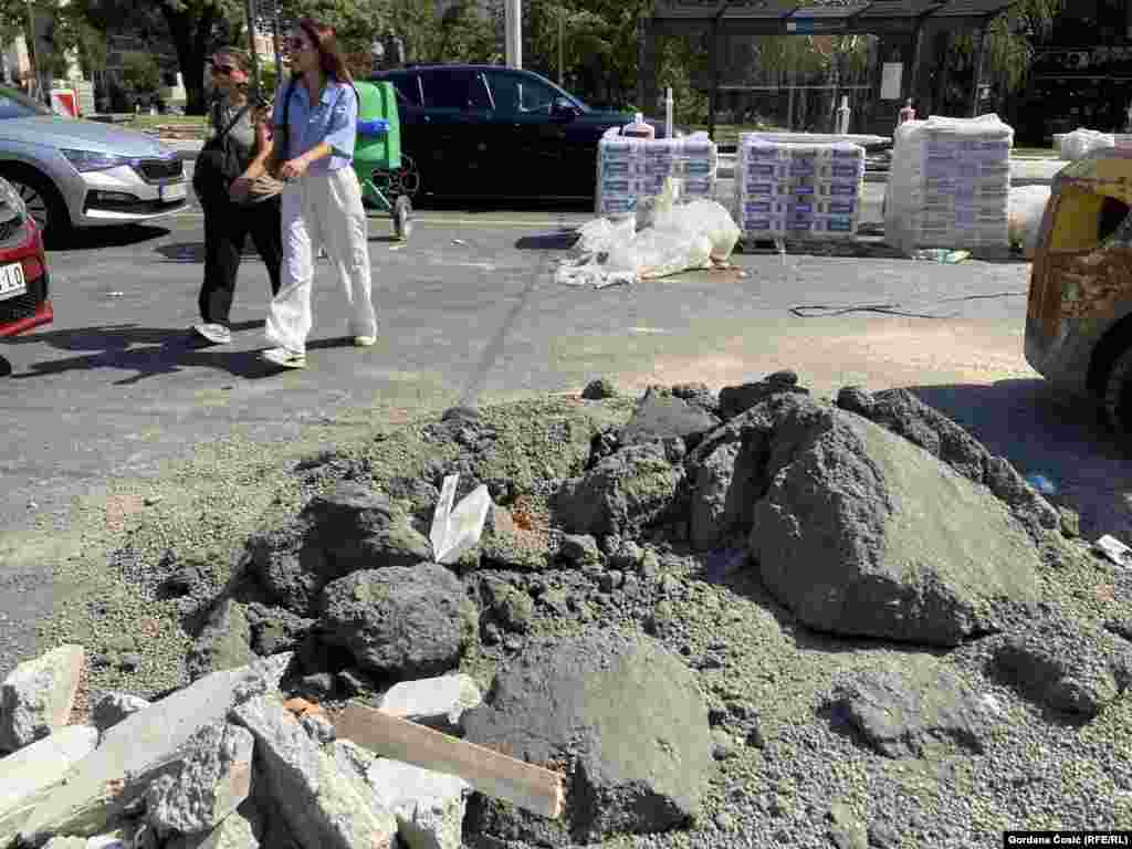 Ulicu prelazi još jedna sagovornica RSE Ljuba iz Smedereva, ali pešačenje joj, kaže, ne pada toliko teško. "Evo ja pešačim od Skupštine do Studentskog parka. Teško je zbog vrućine, priznajem, ali Beograd treba malo da se sredi, a mi treba da budemo strpljivi dok se to ne sredi", rekla je ona. 