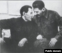 Що він йому шепоче?.. Микола Єжов та Йосип Сталін. 1937 рік.