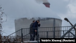 Луѓе одат во близина на термоцентралата на јаглен во Обилиќ