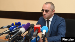 Заместитель председателя КГД Эдвард Ованнисян дает пресс-конференцию, Ереван, 17 декабря 2019 г. 