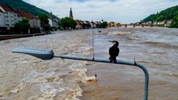 Râul Neckar, în zona istorică a orașului Heidelberg, luni la prânz. În Bavaria, între timp, autoritățile au găsit cadavrul unei femei ce fusese dată dispărută, astfel că bilanțul oficial al victimelor fatale al victimelor inundațiilor a ajuns la două.&nbsp;
