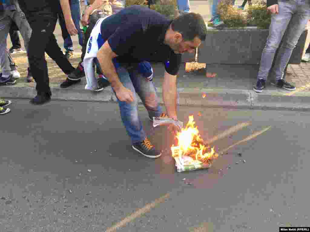 Čovek spaljuje provladine tabloide ispred parlamenta