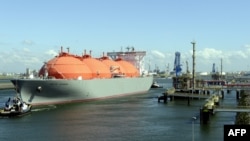 Танкер для перевозки сжиженного природного газа "Arctic Voyager" в порту Роттердама.