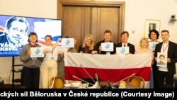 Былыя беларускія палітвязьні Максім Знак (у цэнтры) і Ігар Лосік (справа) падчас імпрэзы ў чэскім парлямэнце