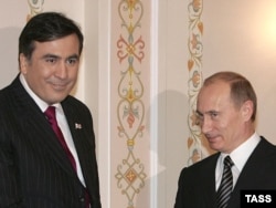Ресей президенті Владимир Путин (оң жақта) мен Грузия президенті Михаил Саакашвили. Ресей, 21 ақпан 2008 жыл.