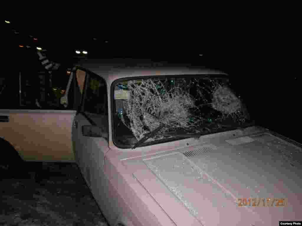 Стекло авто, разбитое дубинками полицейских. Вечер 24 ноября.