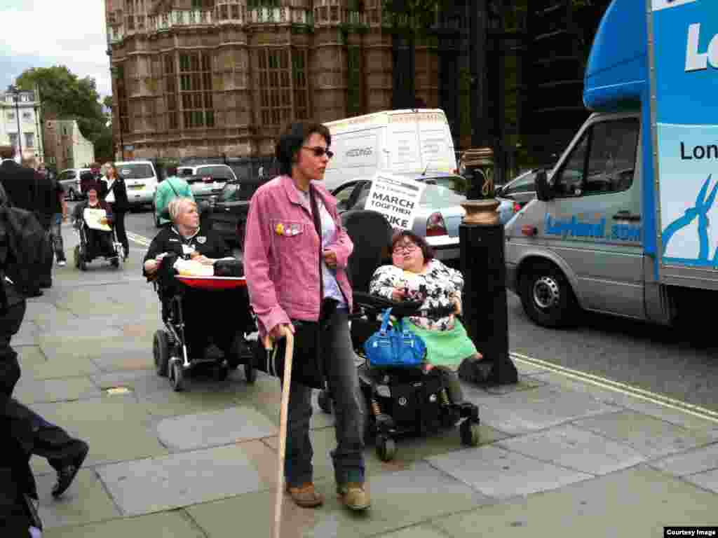 تجمع معلولان بریتانیا در اعتراض به سیاست&zwnj;های دولت دیوید کامرون - عکس: جو گوسلینگ