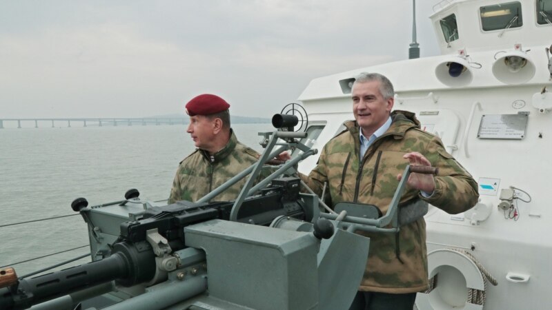 Аксенов и глава Росгвардии проехали на катере вдоль Керченского моста (+фото)