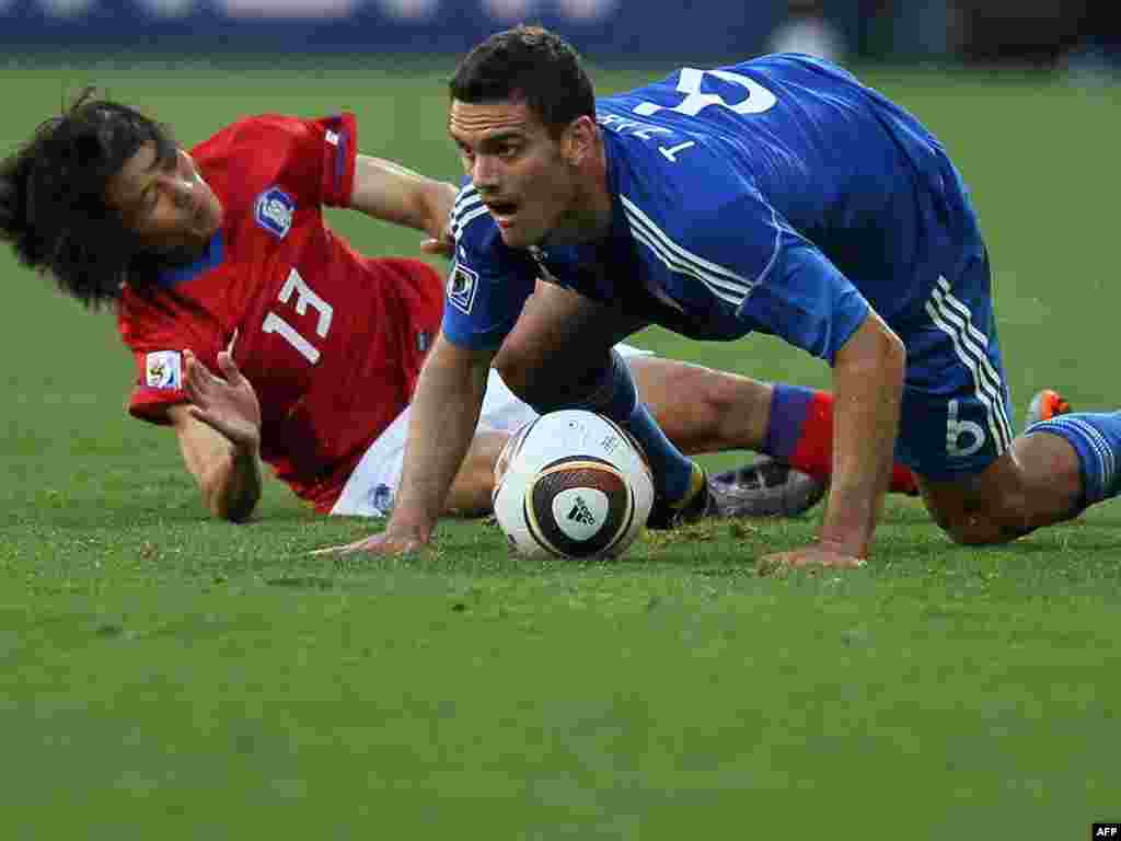 Utakmica Južna Koreja - Grčka, na fotografiji su Alexandros Tziolis i Michail Sifakis Foto: AFP / Karim Jaafar 