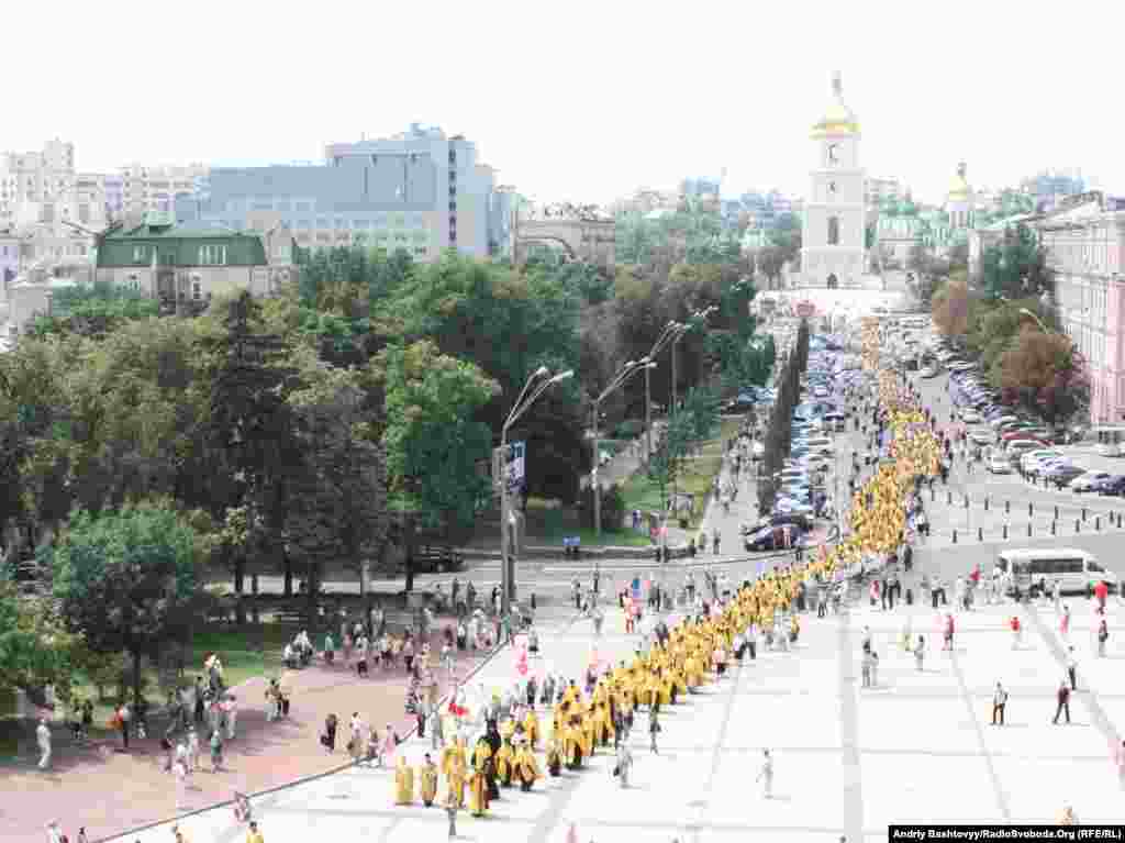 Більше п'яти тисяч людей пройшли хресною ходою від Володимирського собору до пам'ятника Святому Володимиру над Дніпром. 