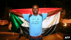 Участник протестов в Судане, 11 апреля 2019 года.