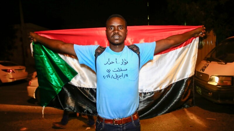 Суданда президент кетирилсе да нааразылык уланууда