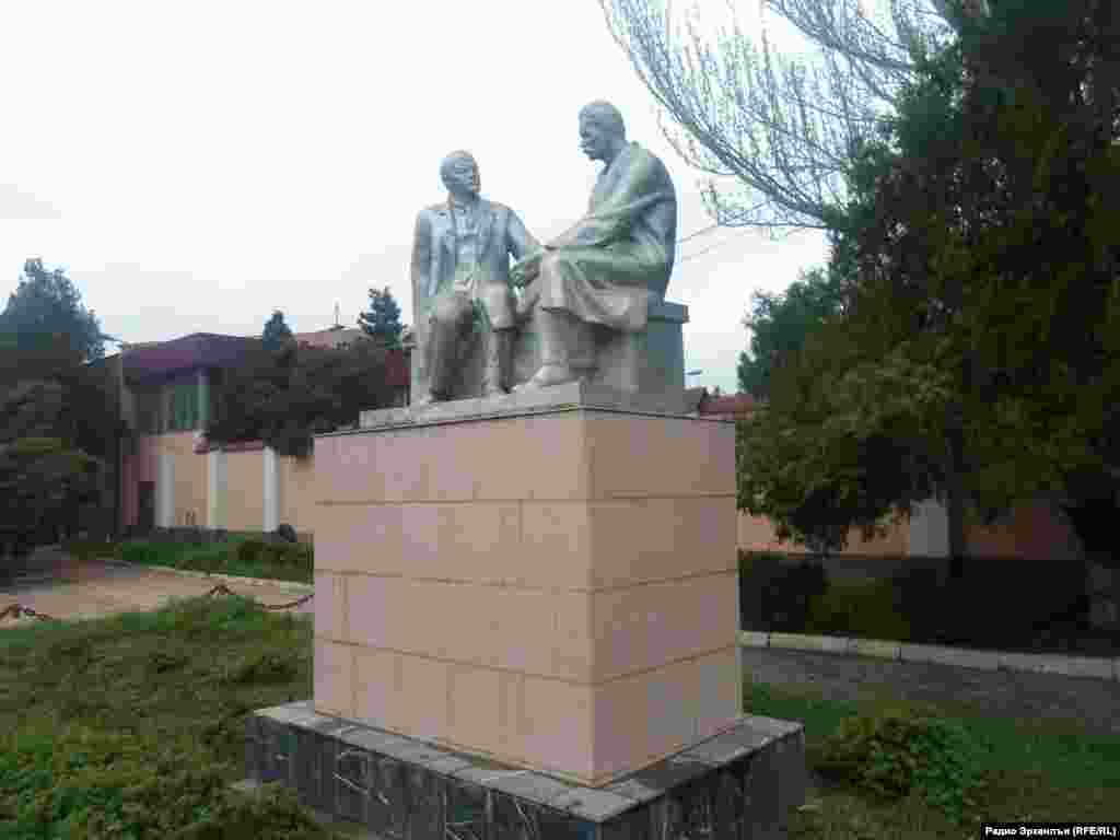 Памятник Ленину и М. Горькому перед заводом &quot;Авиа Агрегат&quot; в Махачкале. 