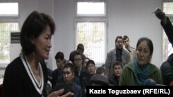 Айгуль Танагулова (слева), потерпевшая по «делу Кулекбаева», мать погибшего Мейрамбека Рахматулы. Алматы, 17 октября 2016 года.