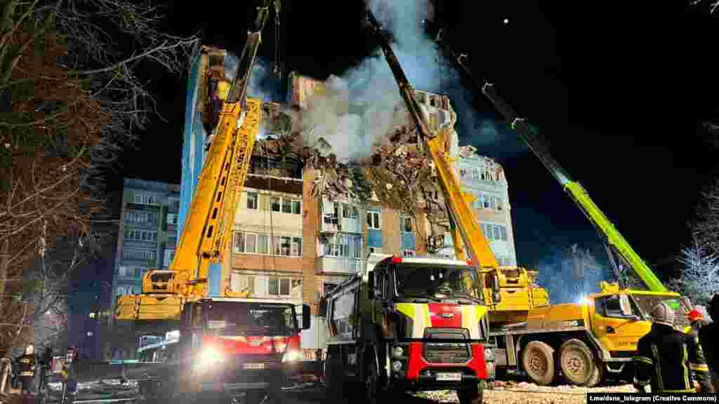 A fotókon az látszik, hogy egy találatot kapott lakótelepi ház felső harmada gyakorlatilag eltűnt. Több darus járművet is bevetettek a mentés során