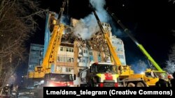 Ternopil şäherinde rus raketa hüjümine sezewar bolan iki köp kwartiraly jaýyň biri 