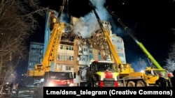 За даними ДСНС, до рятувальної операції залучені загалом понад 230 рятувальників і 50 одиниць техніки 