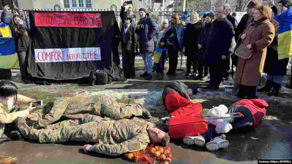 Soldați și civili ucraineni morți – secvență din sceneta de pantomimă din fața Ambasadei Ucrainei la București.