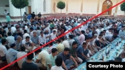 Uzbekistan - iftar in Minor mosque in Tashkent