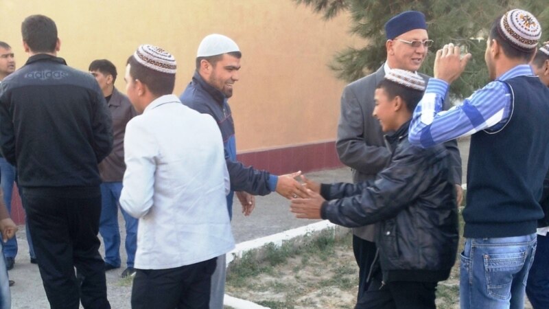 Diňle: Häkimiýetler Mawlid baýramy sadakalary üçin telekeçilere azyk, pul 'salgydyny' saldy