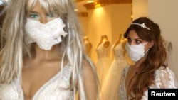 Защитные маски для свадебной церемонии в одном из магазинов города Диярбакыр в Турции