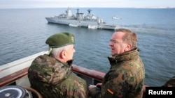 Міністр оборони Німеччини Борис Пісторіус розмовляє з генерал-майором Анхелем Ерресуело Пересом з Іспанії на борту іспанського десантного корабля «L52 Castilla» під навчань «Steadfast Dart 26» на Балтійському морі біля військового полігону Путлос, Німеччина, 18 лютого 2026 року.