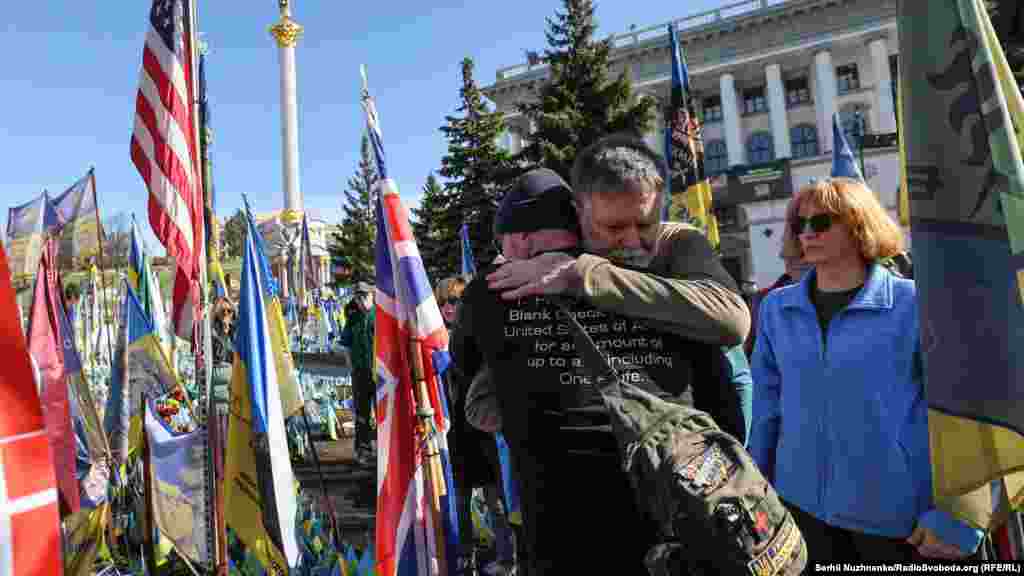 Učesnici ceremonije u Kijevu se grle.U postu na Instagramu koji promoviše ceremoniju 14. marta, Bill Cole je napisao: "Odaćemo počast šestorici Amerikanaca koji su dali svoje živote braneći Ukrajinu i sve nas. Oni su heroji."