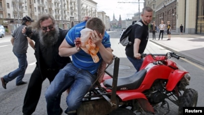 Юбка астындағы аяқтың суреті