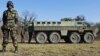 Nedno od najprodavanijih srpskih oružja je pešadijsko borbeno vozilo "Lazar", nazvano po srpskom srednjevekovnom caru. Na fotografiji vojnici ispred oklopnog transportera Lazar na poligonu u vojnoj bazi u Nikincima, 80 km zapadno od Beograda. 
