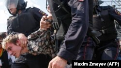 На акциях "Он нам не царь" 5 мая сотрудники правопорядка избили десятки человек