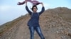 İranlı qadınlar çadralarını atır