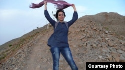 Фото иранской женщины с непокрытой головой, размещенное на странице «Незаметная свобода иранских женщин» в социальной сети Facebook.