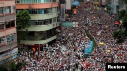 پلیس هنگ‌کنگ شمار معترضان را چند ده هزار نفر عنوان کرده، اما خبرنگار رویترز در هنگ‌کنگ شمار معترضان را چند صد هزار نفر تخمین زده است.