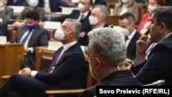 Zdravko Krivokapić, premijer Crne Gore, posmatra predsjednika države Mila Đukanovića tokom sjednice Skupštine na kojoj se raspravljalo o izboru Krivokapićevog kabineta 2. decembra 2020. 